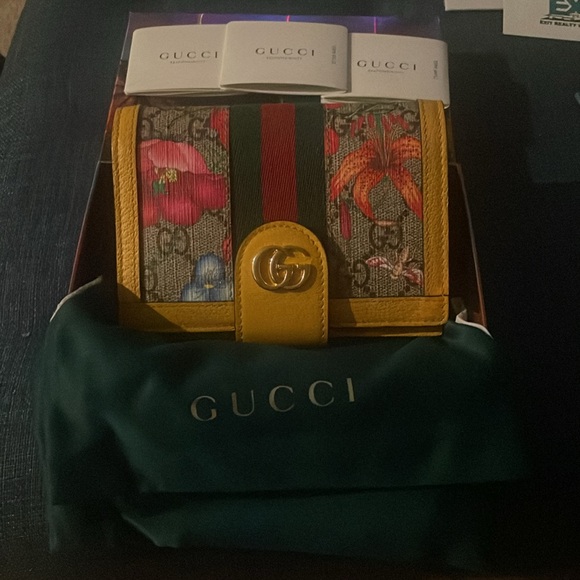 Gucci Flora passport holder - Picture 10 of 11